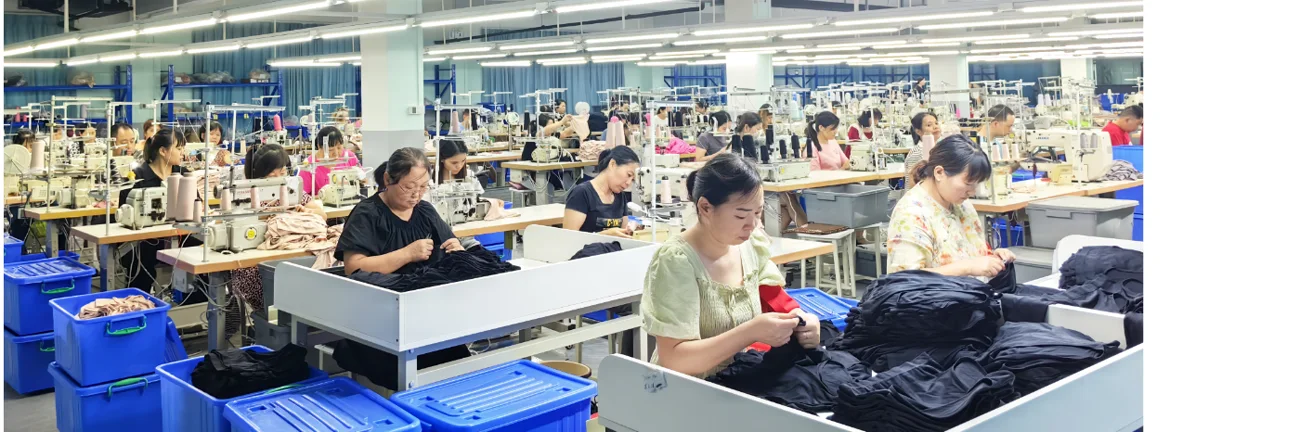Chão de fábrica com dezenas de costureiras em operação