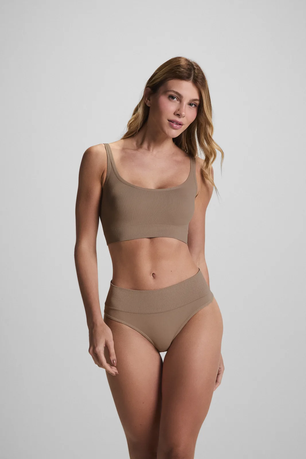 Modelo em conjunto de lingerie Visken em tom nude